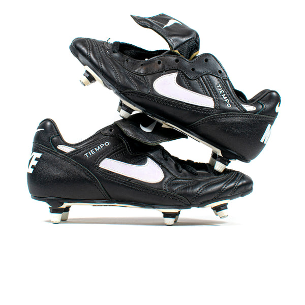Nike Tiempo ブラックサッカーシューズ Nike Tiempo Legend X Academy Turf - Black/Black/Deep Jungle